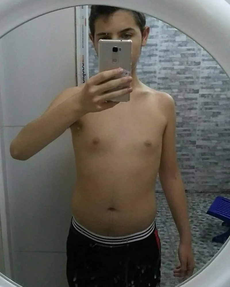 Rayan en 2018 : selfie miroir, physique très fin